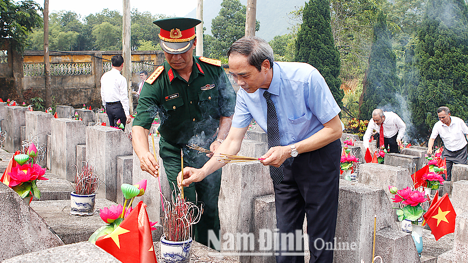 Đoàn đại biểu của tỉnh thắp hương các phần mộ liệt sĩ tại Nghĩa trang Liệt sĩ quốc gia Vị Xuyên.