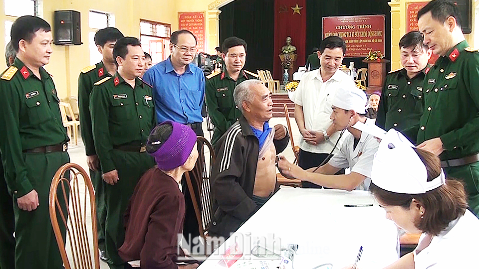 Bộ Chỉ huy Quân sự tỉnh phối hợp Viện Quân y 5 tổ chức khám, cấp phát thuốc miễn phí cho nhân dân huyện Trực Ninh.