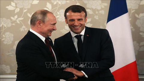 Tổng thống Pháp Emmanuel Macron (phải) và Tổng thống Nga Vladimir Putin trong cuộc gặp bên lề Hội nghị thượng đỉnh G20 ở Osaka, Nhật Bản, ngày 28/6/2019. Ảnh tư liệu: AFP/TTXVN