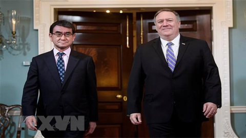 Ngoại trưởng Mỹ Mike Pompeo (phải) trong cuộc gặp người đồng nhiệm Taro Kono tại Washington DC., ngày 19/4/2019. (Ảnh: AFP/TTXVN)