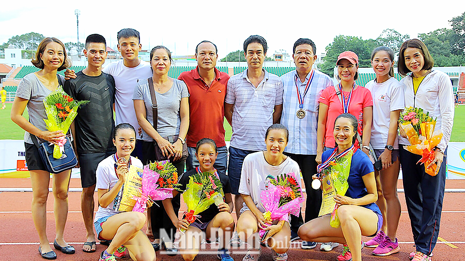Các huấn luyện viên, vận động viên điền kinh Nam Định tại Giải điền kinh quốc tế Thành phố Hồ Chí Minh mở rộng lần thứ 26 năm 2019. Ảnh: Do cơ sở cung cấp