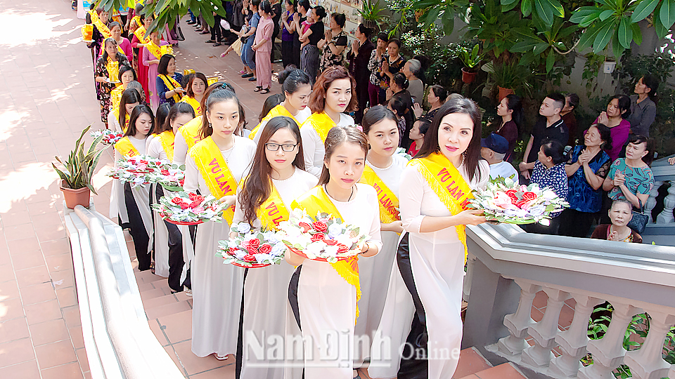 Rước bông hồng cài áo trong lễ Vu Lan tổ chức ở Chùa Vọng Cung (Thành phố Nam Định).