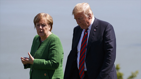 Thủ tướng Đức Angela Merkel và Tổng thống Mỹ Donald Trump trò chuyện tại Canada hồi tháng 6. Ảnh: AP