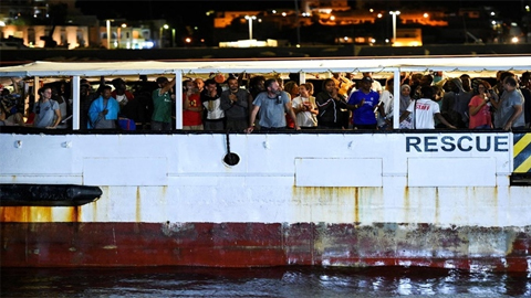 Tàu cứu hộ Open Arms chở người di cư cập cảng Lampedusa. (Ảnh: Reuters)