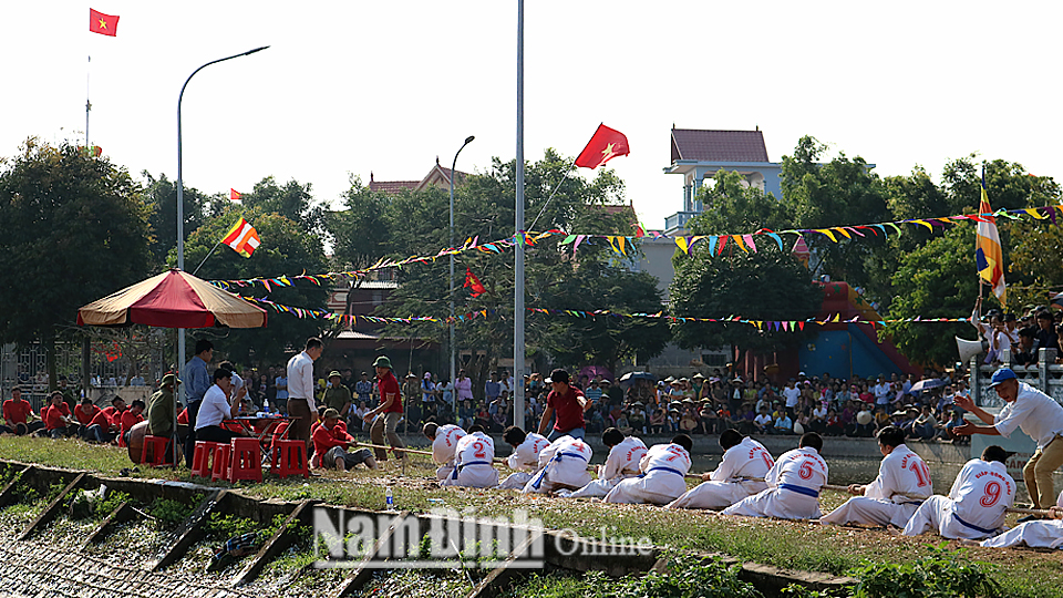 Thi kéo co trong lễ hội làng Ngọc Tiên, xã Xuân Hồng.