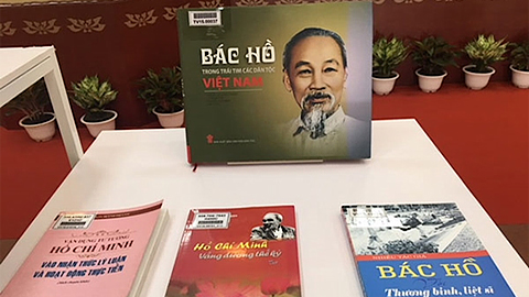  Các cuốn sách về Chủ tịch Hồ Chí Minh trưng bày tại triển lãm.