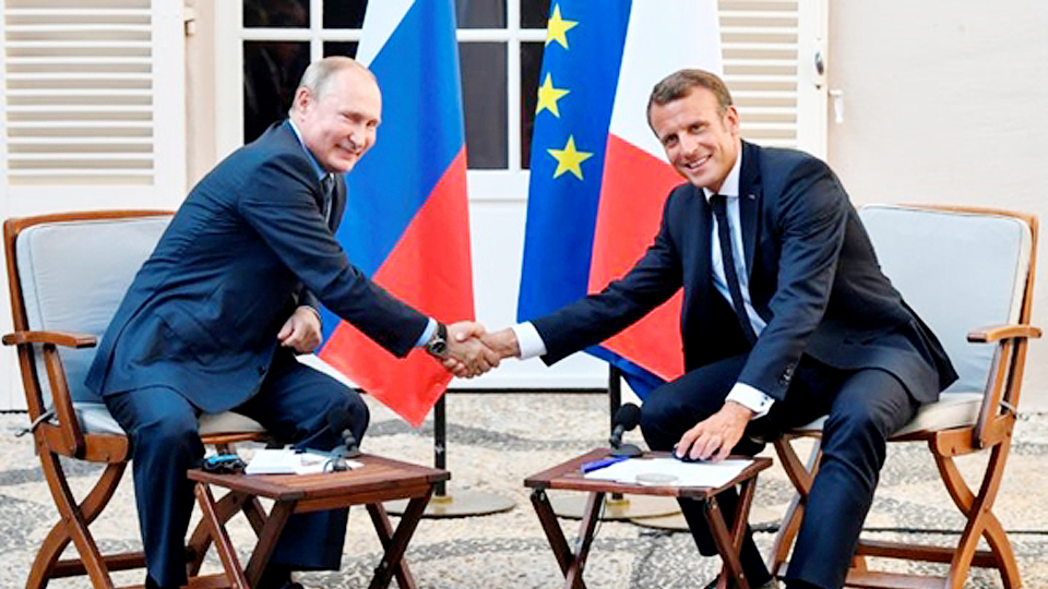 Tổng thống Pháp Emmanuel Macron gặp gỡ người đồng cấp Nga Vladimir Putin trước thềm Hội nghị G7.  Ảnh: Getty