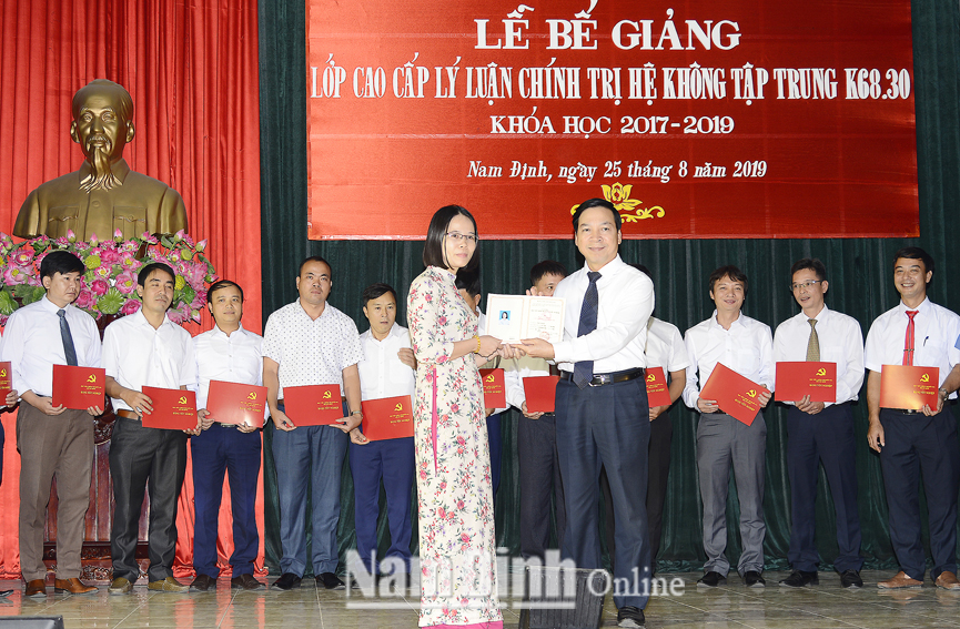 Đồng chí Trần Văn Chung, Phó Bí thư Thường trực Tỉnh ủy, Chủ tịch HĐND tỉnh trao Bằng tốt nghiệp cho các học viên.
