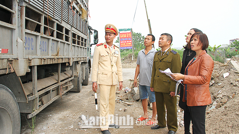Lực lượng chức năng thành phố Nam Định kiểm tra, xử lý việc vận chuyển gia súc không rõ nguồn gốc.