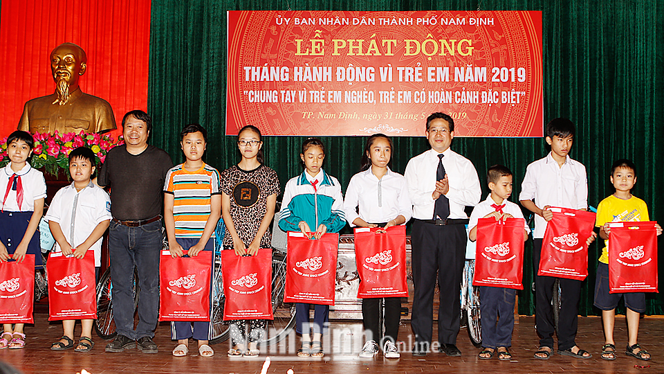 Thành phố Nam Định tặng quà cho trẻ em nghèo, trẻ em có hoàn cảnh đặc biệt nhân Tháng hành động Vì trẻ em năm 2019.