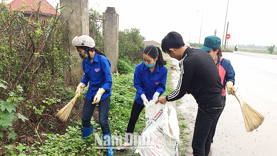 Đoàn viên thanh niên xã Nam Toàn dọn vệ sinh môi trường. Ảnh: Do cơ sở cung cấp