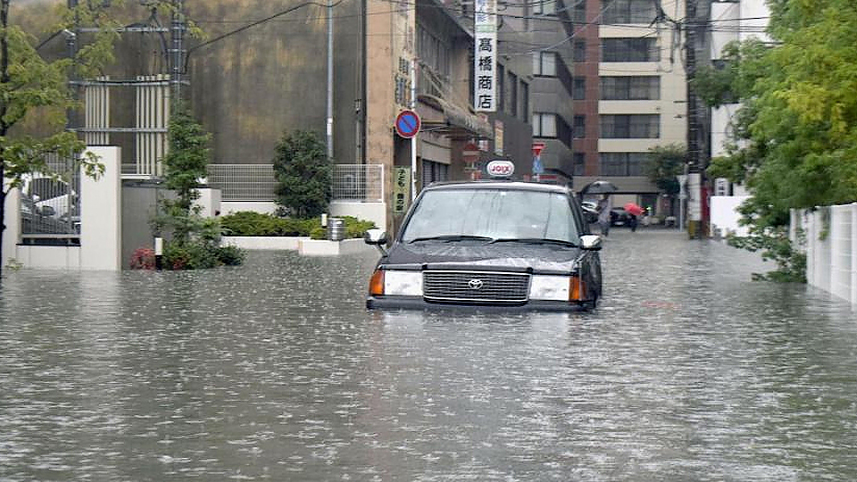 Xe taxi chìm trong nước tại thành phố Saga, Kyushu (Ảnh: Kyodo/JPToday)