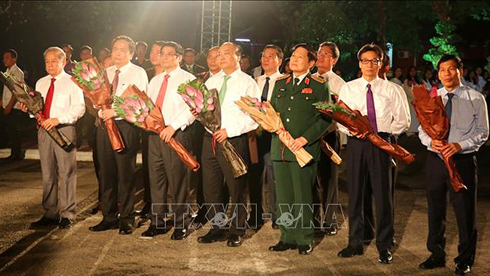 Thủ tướng Nguyễn Xuân Phúc cùng các đồng chí lãnh đạo Đảng, Nhà nước dâng hoa tại tượng đài Nguyễn Tất Thành tại trường Quốc Học Huế. 