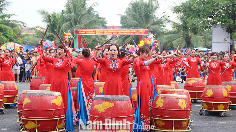 Biểu diễn trống hội nữ trong Ngày hội văn hóa - thể thao truyền thống huyện Hải Hậu năm 2019.