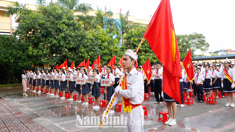 Trường Trung học cơ sở Trần Đăng Ninh (thành phố Nam Định) tổng duyệt các nghi thức chuẩn bị khai giảng năm học 2019-2020. Ảnh: Viết Dư