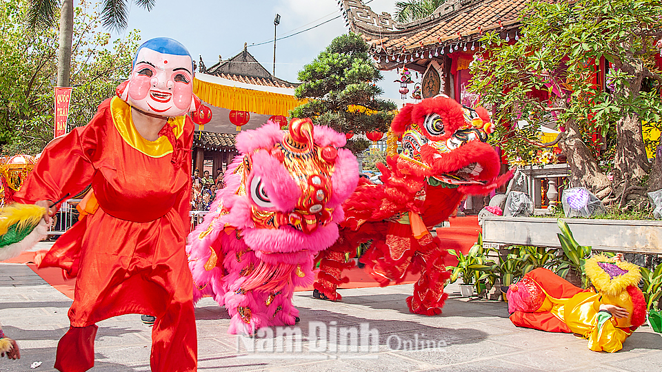 Tết Trung thu truyền thống: Tết Trung Thu được xem là một trong những ngày lễ truyền thống quan trọng của Việt Nam. Với nhiều hoạt động và truyền thống đặc sắc, hãy đến xem và tìm hiểu về sự đa dạng và phong phú của nét văn hóa Việt.