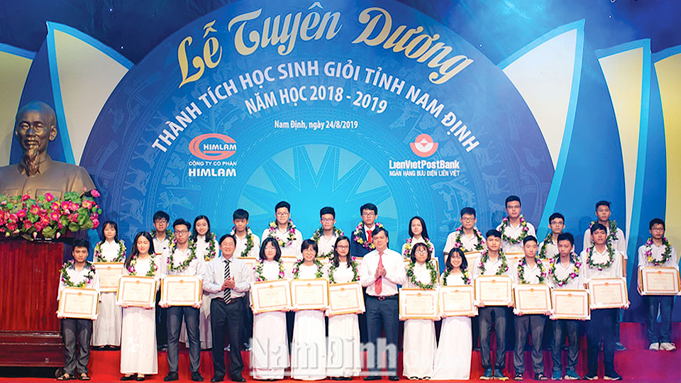 Đồng chí Trần Lê Đoài, Tỉnh uỷ viên, Phó Chủ tịch UBND tỉnh trao tặng Bằng khen cho các em học sinh đoạt giải quốc gia, quốc tế năm học 2018-2019. Ảnh: PV