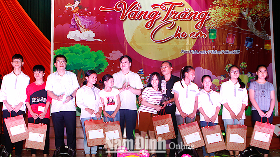 Đồng chí Trần Lê Đoài, Tỉnh ủy viên, Phó Chủ tịch UBND tỉnh tặng quà Trung thu cho trẻ em nghèo, trẻ em có hoàn cảnh đặc biệt.