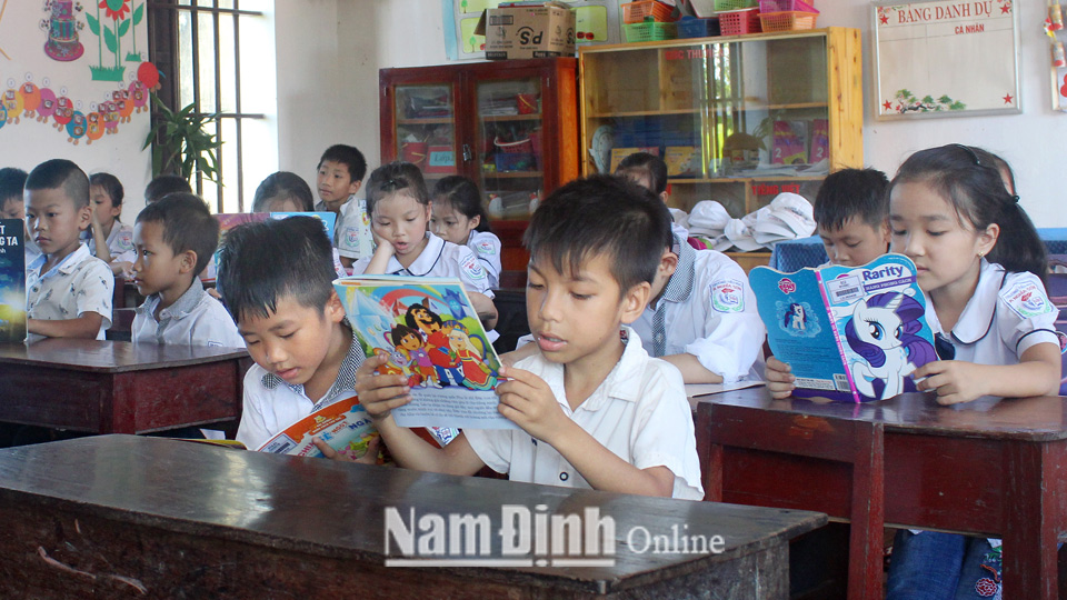 Học sinh Trường Tiểu học Nghĩa Sơn (Nghĩa Hưng) đọc sách tại thư viện trường.