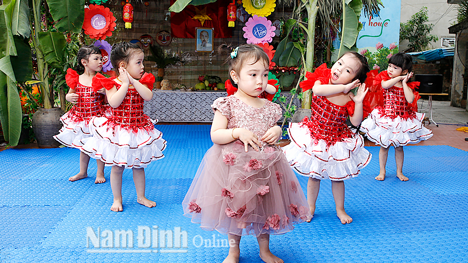 Các cháu Trường Mầm non song ngữ Fairy House (thành phố Nam Định) vui Tết Trung thu 2019. Ảnh: Viết Dư