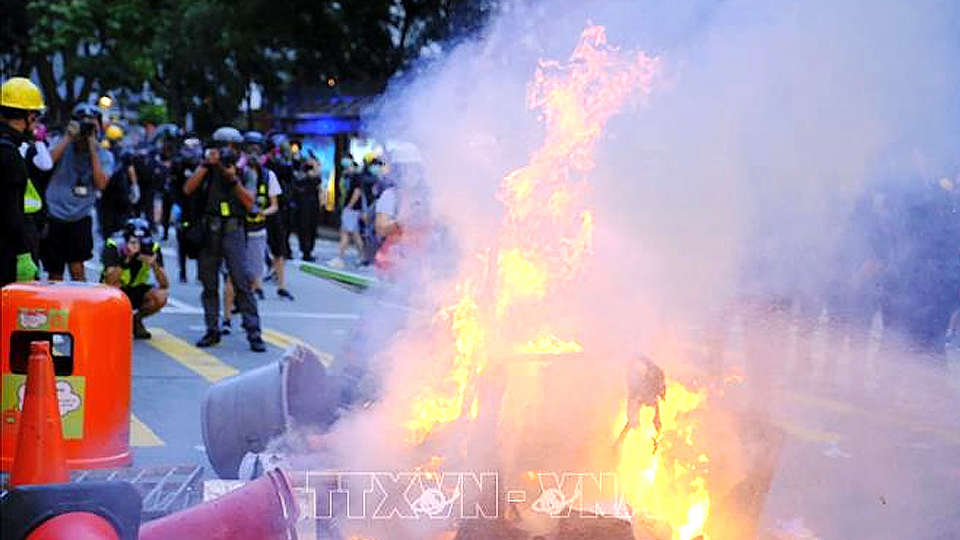 Người biểu tình phóng hỏa tại Hong Kong, Trung Quốc, ngày 15/9/2019. Ảnh: THX/TTXVN