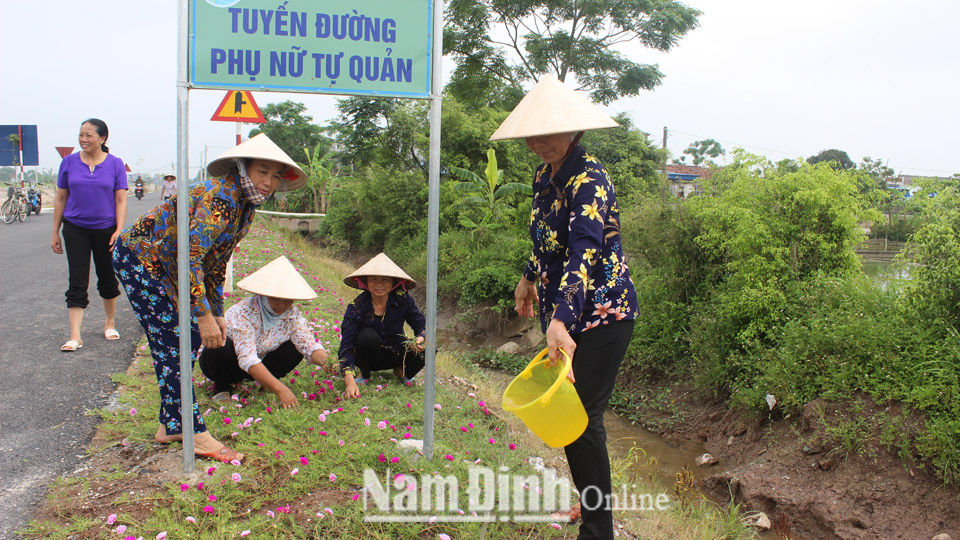 Tuyến đường tự quản của hội viên phụ nữ xã Nghĩa Thịnh (Nghĩa Hưng) luôn đảm bảo xanh - sạch - đẹp.