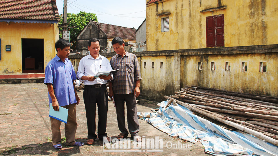 Thành viên tổ hòa giải thôn An Thượng, xã Trực Chính trao đổi biện pháp hòa giải vụ việc tại địa bàn dân cư.