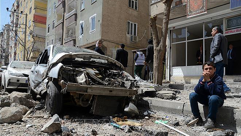 Hiện trường một vụ nổ bom ở thành phố Diyarbakir, miền Đông Nam Thổ Nhĩ Kỳ. Ảnh minh họa: AFP/TTXVN