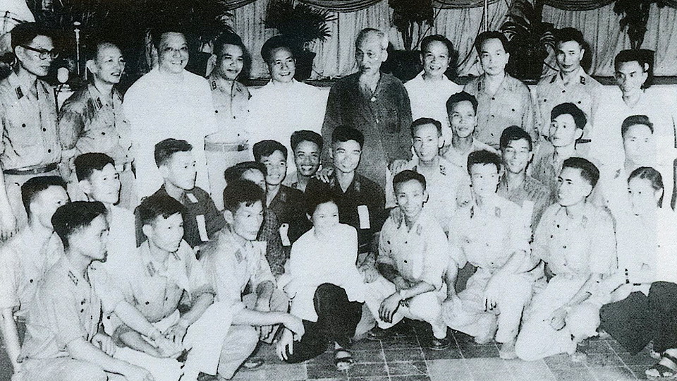 Chủ tịch Hồ Chí Minh, đồng chí Trường Chinh với cán bộ, chiến sĩ Lực lượng Công an nhân dân vũ trang.