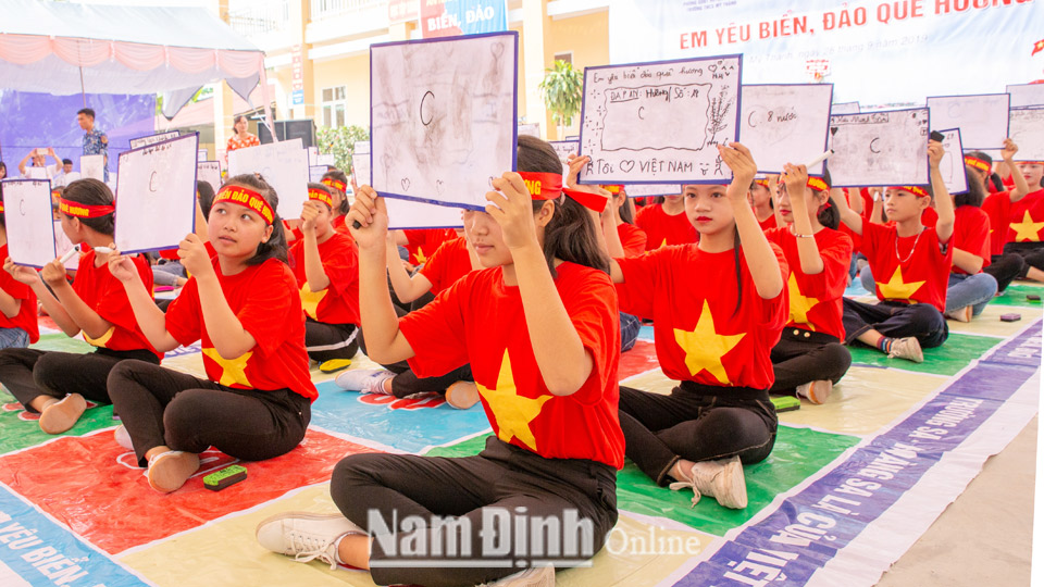 Học sinh Trường Trung học cơ sở Mỹ Thành (Mỹ Lộc) tham gia cuộc thi chủ đề “Em yêu biển, đảo quê hương” do Bộ Tư lệnh Cảnh sát biển Việt Nam tổ chức.