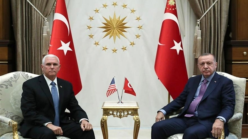 Tổng thống Thổ Nhĩ Kỳ Erdogan (bên phải) tiếp Phó Tổng thống Mỹ Mike Pence tại Ankara, ngày 17-10.  Ảnh: Tân Hoa xã