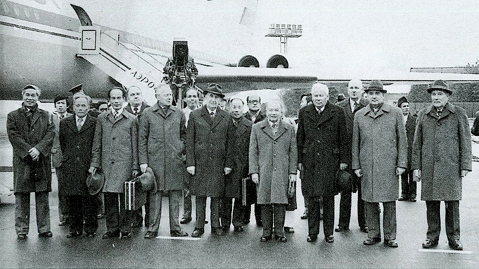 Đồng chí Trường Chinh dẫn đầu Đoàn đại biểu Đảng và Nhà nước ta thăm Liên Xô, ngày 4-11-1982.