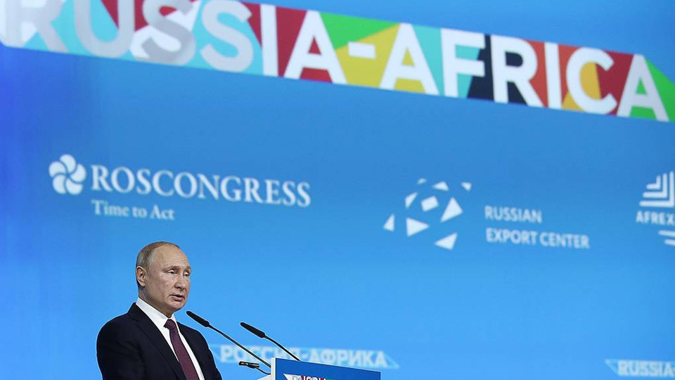 Tổng thống Nga Vladimir Putin phát biểu tại phiên toàn thể Diễn đàn Kinh tế Nga - châu Phi diễn ra tại Sochi.  Ảnh: Internet