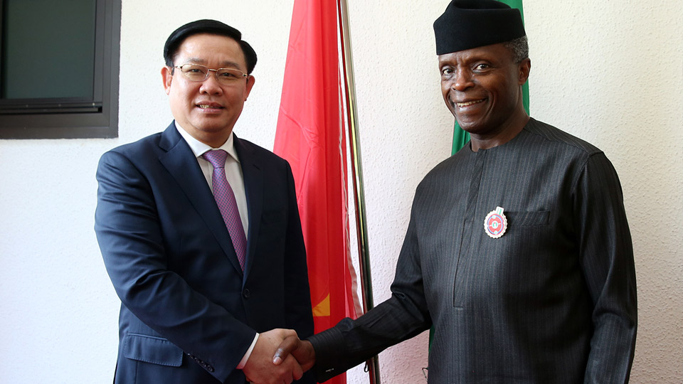 Phó Thủ tướng Vương Đình Huệ và Phó Tổng thống Nigeria Yemi Osinbajo.  Ảnh: VGP/Thành Chung