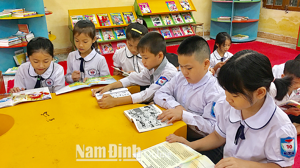 Học sinh Trường Tiểu học Lộc An (thành phố Nam Định) đọc sách tại thư viện trường. Ảnh: Minh Thuận