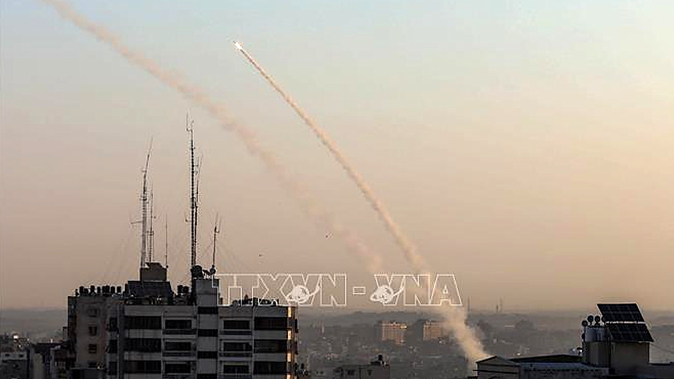 Rocket được nã từ Dải Gaza về phía lãnh thổ Israel ngày 12/11/2019. Ảnh: THX/TTXVN