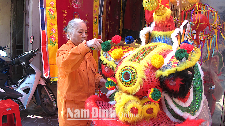 Chăm chút sản phẩm thủ công truyền thống tại một cửa hàng trên phố Hai Bà Trưng (thành phố Nam Định).