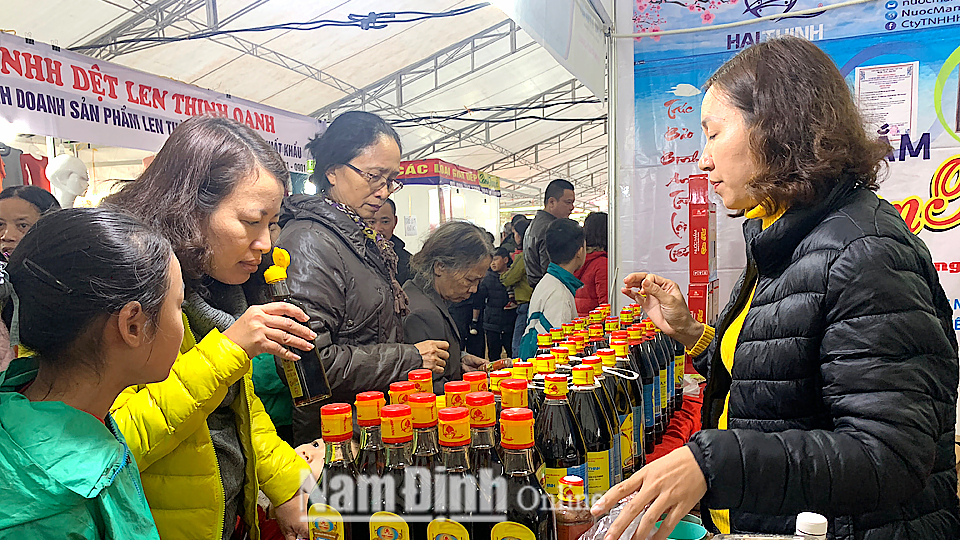 Người dân chọn mua sản phẩm nước mắm cổ truyền của các làng nghề trong tỉnh tại Hội chợ triển lãm tôn vinh thành tựu kinh tế và thương hiệu doanh nghiệp Nam Định 2019.