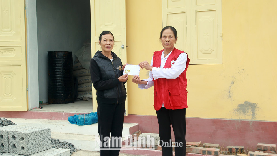 Hội Chữ thập đỏ xã Giao Yến (Giao Thủy) tặng quà hỗ trợ bà Lưu Thị Thoi thuộc gia đình nạn nhân chất độc da cam có hoàn cảnh khó khăn ở xóm 4, xã Giao Yến.