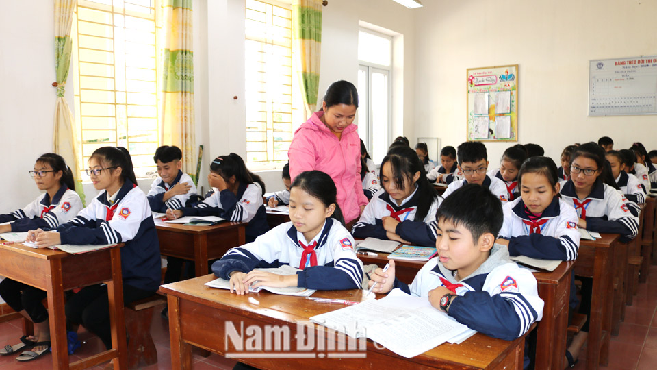 Trường Trung học cơ sở Hồng Thuận được đầu tư xây dựng cơ sở vật chất, trang thiết bị đáp ứng yêu cầu nâng cao chất lượng giáo dục. (Trong ảnh: Cô và trò Trường Trung học cơ sở Hồng Thuận trong một giờ học).