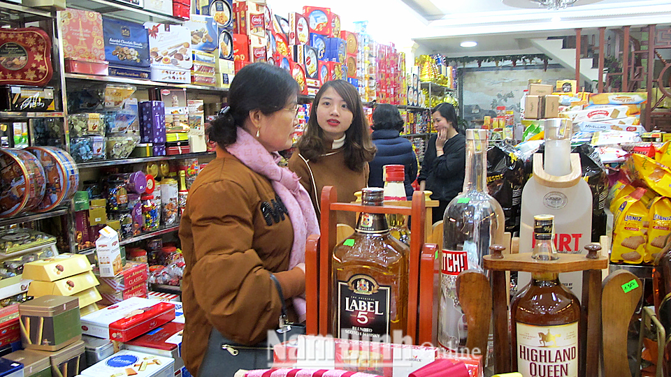 Khách hàng mua sắm hàng hóa Tết tại thành phố Nam Định.