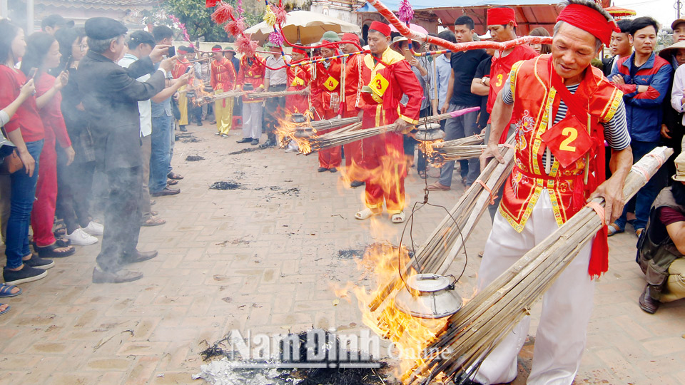 Thổi cơm thi trong lễ hội Đền Ngọc Tiên,  xã Xuân Hồng (Xuân Trường).