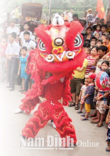 Cho chữ đầu Xuân tại Chùa Phổ Minh, phường Lộc Vượng, thành phố Nam Định (ảnh trên); Hội làng (ảnh dưới). Ảnh: Viết Dư