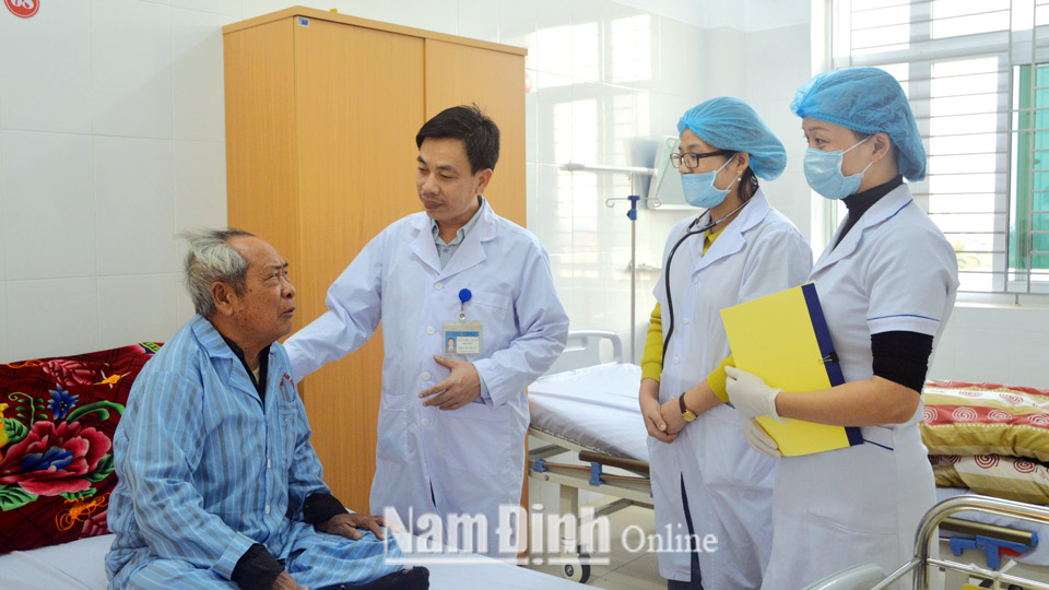 Bác sĩ Trần Huy Đoàn, Giám đốc Bệnh viện Mắt tỉnh thăm khám bệnh nhân điều trị nội trú.