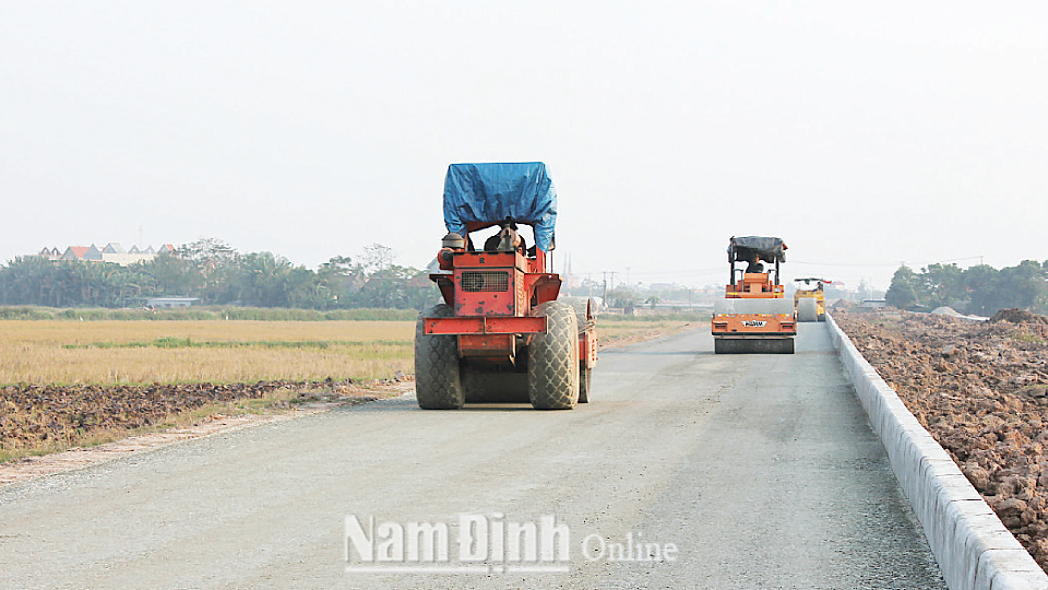 Công trường thi công dự án đường trục phát triển nối vùng kinh tế biển tỉnh Nam Định với đường cao tốc Cầu Giẽ - Ninh Bình.