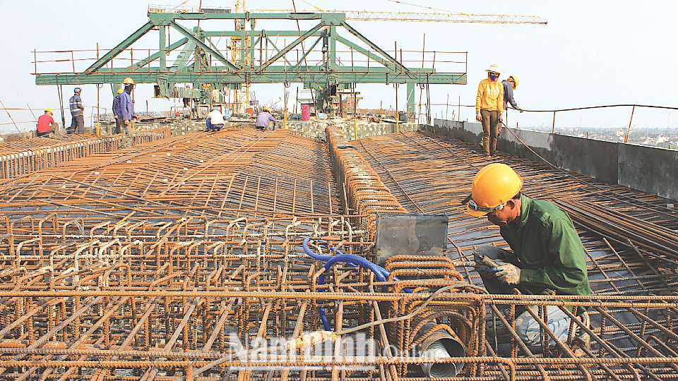 Trên công trường thi công cầu Thịnh Long thuộc dự án tuyến đường bộ ven biển, đoạn qua tỉnh Nam Định.