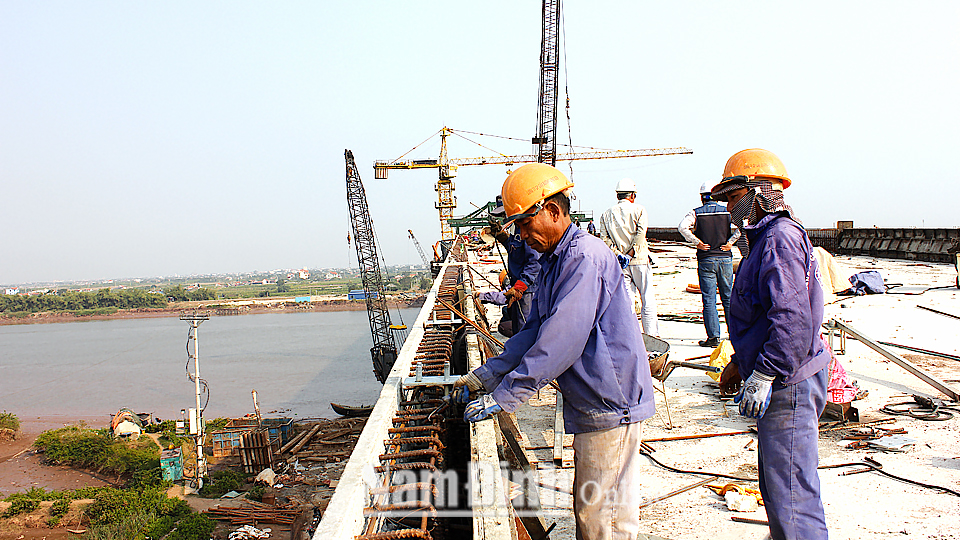 Công trình cầu Thịnh Long thuộc dự án tuyến đường bộ ven biển, đoạn qua tỉnh Nam Định đang gấp rút hoàn thiện để thông xe trong tháng 4-2020.