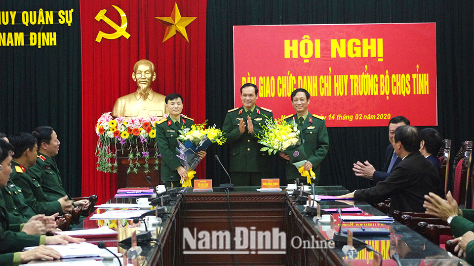 Đồng chí Trung tướng Vũ Hải Sản, Ủy viên Ban chấp hành Trung ương Đảng, Tư lệnh Quân khu 3 tặng hoa chúc mừng Đại tá Đinh Quang Trung về nghỉ chế độ và chúc mừng Đại tá Lương Văn Kiểm nhận nhiệm vụ mới.