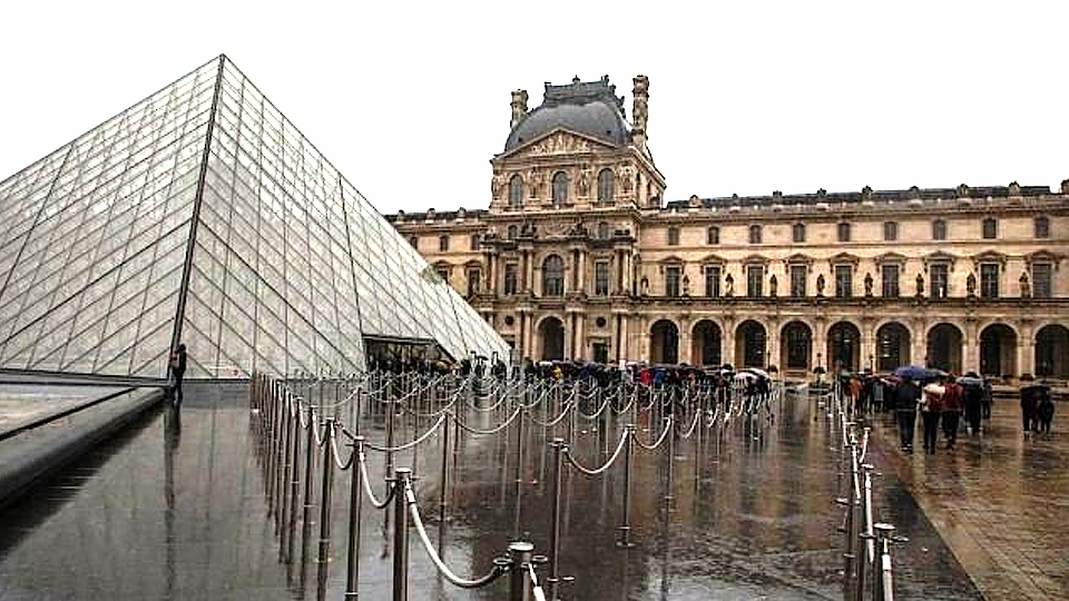 Bảo tàng Louvre ở Paris đóng cửa ngày 1-3, vì lo ngại sự lây lan của dịch Covid-19. (Ảnh: Le Parisien)