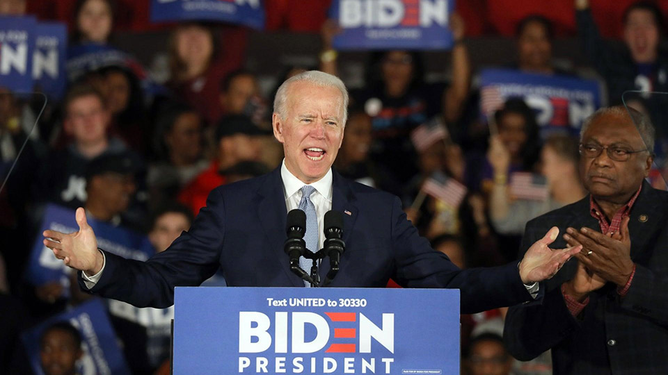 Ông Joe Biden mừng chiến thắng sau cuộc bầu cử sơ bộ tại bang South Carolina.  Ảnh: Reuters